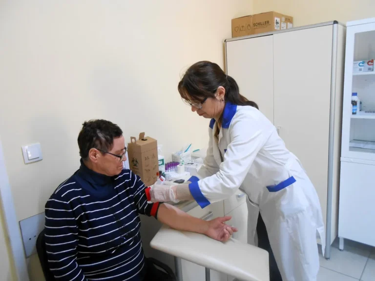 Пацієнтка проходить скрінінг в лабораторії