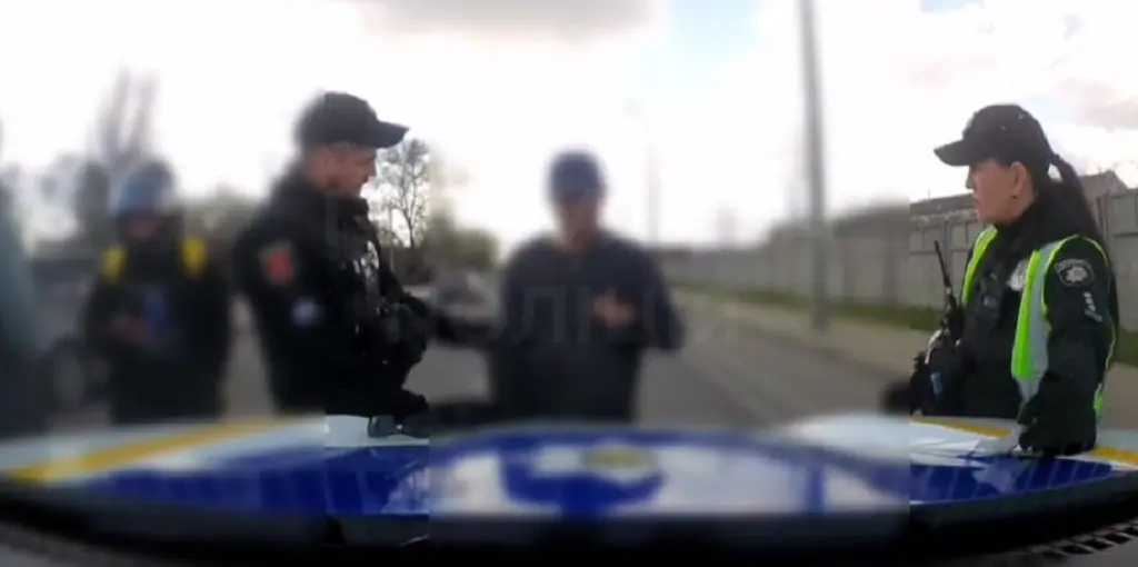 В Одессе задержали мужчину, который бросался под машины и угрожал себе ножом