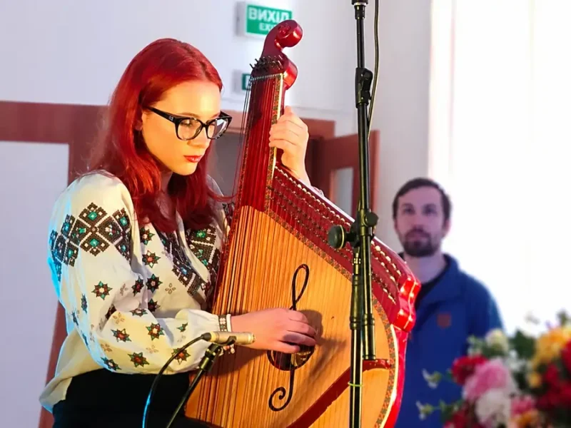 Дівчина грає на бандурі