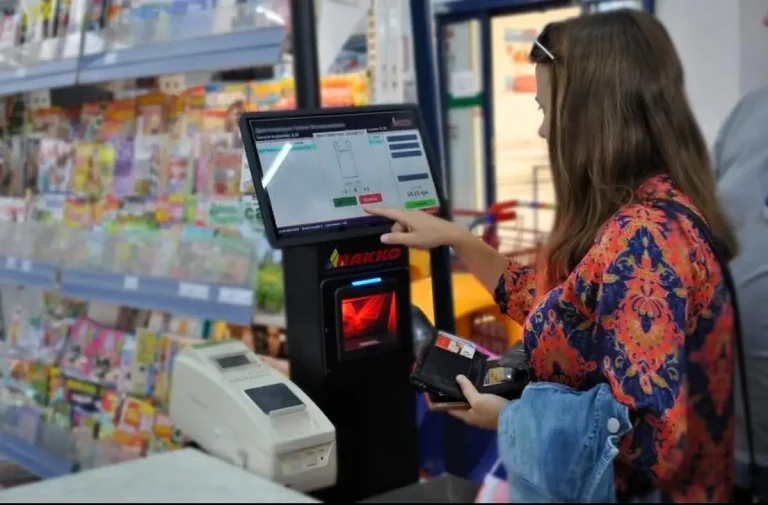 Покупець на касі самообслуговування