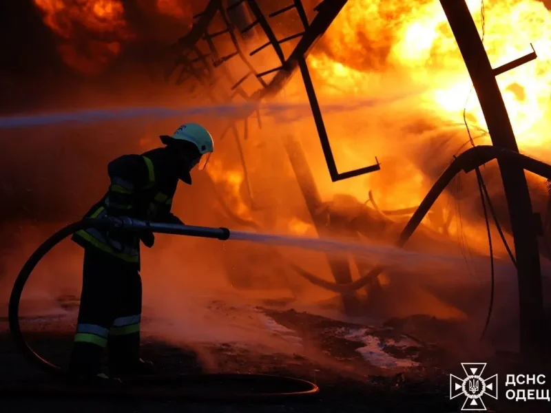 Спасатели тушат масштабный пожар после атаки дронов на Одесчине