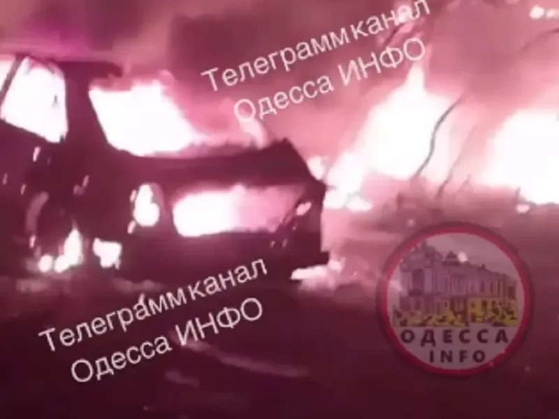 Нічна атака на Одесу 30 квітня: палають будинки та парковка