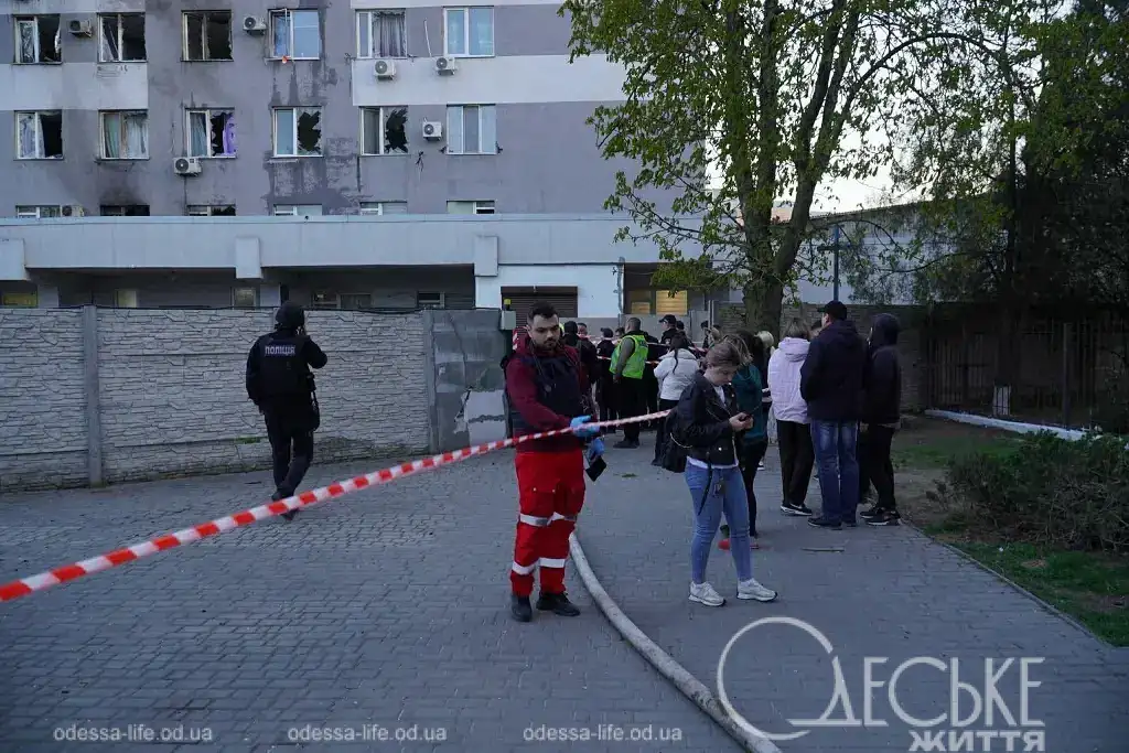 Полицейское оцепление и заградительная лента во дворе пострадавшего от взрыва дома.