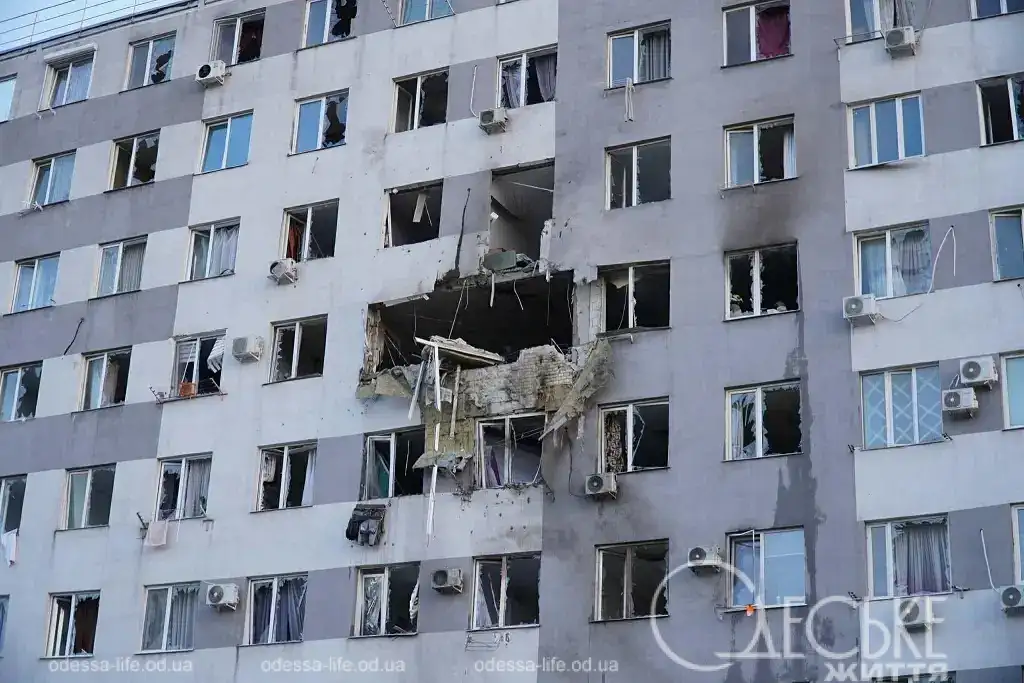 Последствия прилета в жилой дом, выбитые окна и поврежденные стены квартир на средних этажах.