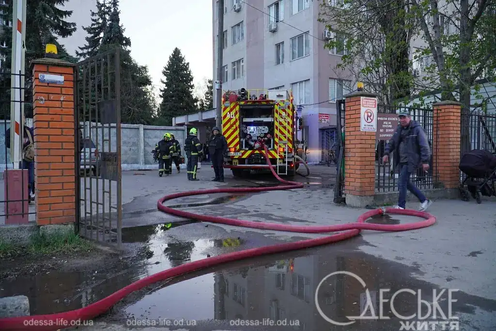 Пожарный автомобиль ГСЧС во дворе одесской многоэтажки вечером 15 апреля