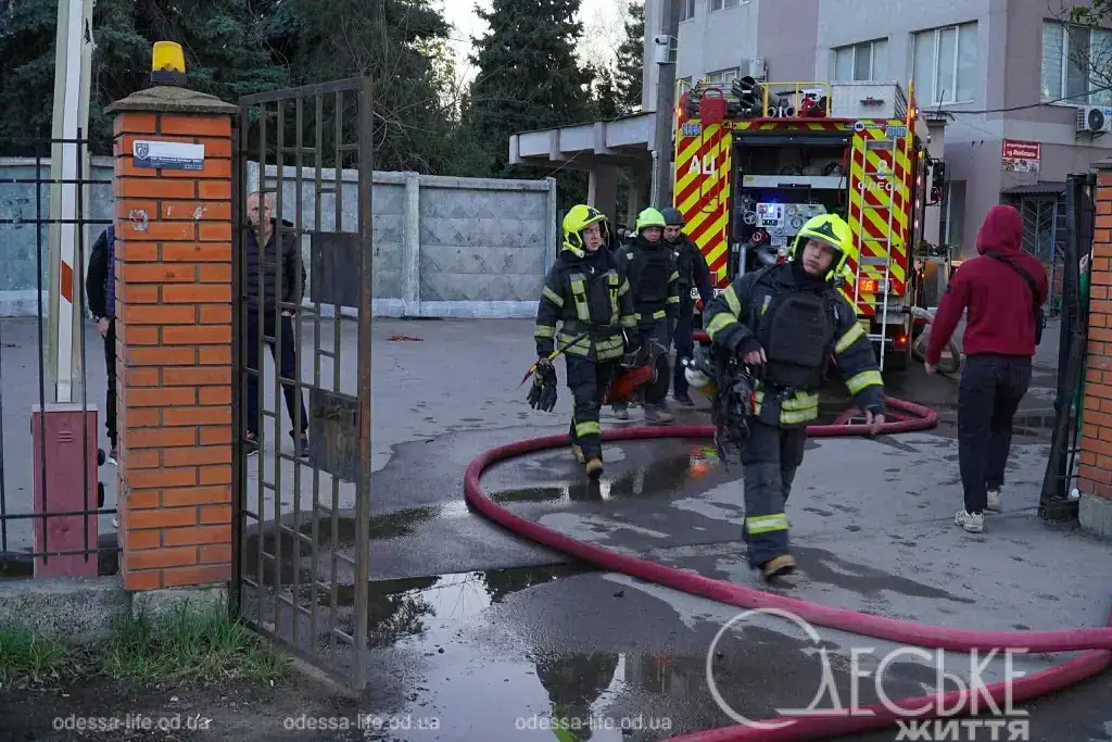 Группа спасателей в защитной экипировке заходит в зону разрушений для поисковых работ