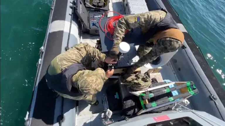 Українські військові та роботи-сапери Seafox очищують акваторію Чорного моря