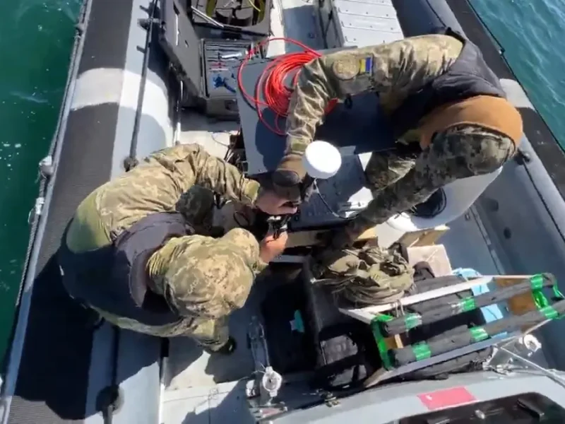 Українські військові та роботи-сапери Seafox очищують акваторію Чорного моря