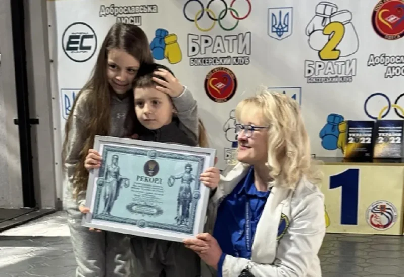 Лана Ветрова вручает диплом ационального реестра рекордов юным одесситам Милане и Давиду Дулогло