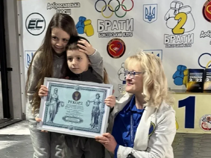 Лана Ветрова вручает диплом ационального реестра рекордов юным одесситам Милане и Давиду Дулогло