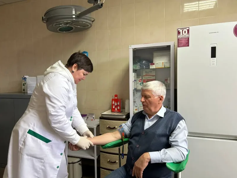 Медсестра проводить забір крови для аналізів