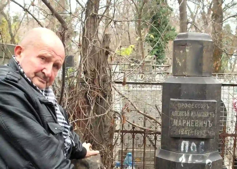 Тарас Максимюк із хрестом на могилі Маркевича