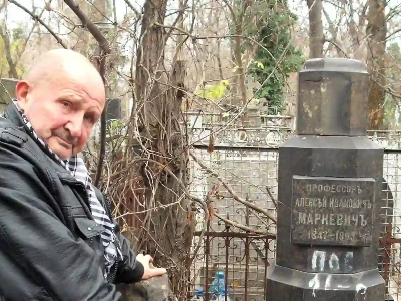 Тарас Максимюк із хрестом на могилі Маркевича