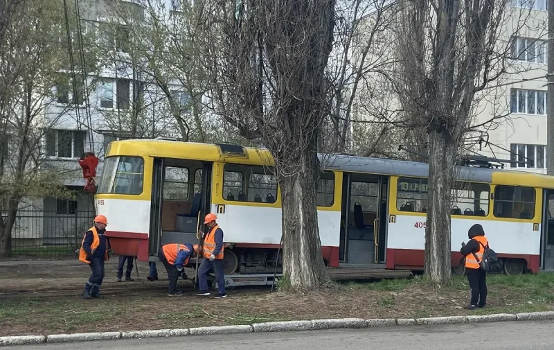 В Одессе на улице Авиационной трамвай сошел с путей