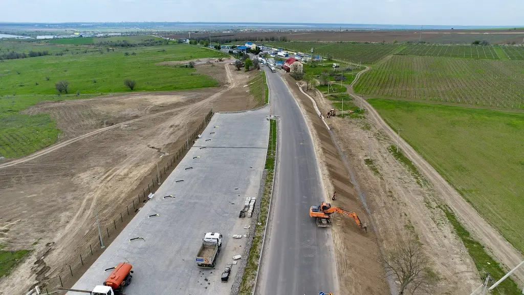 Облаштування майданчика для стоянки та відпочинку транспорту поруч із пунктом пропуску на трасі М-15