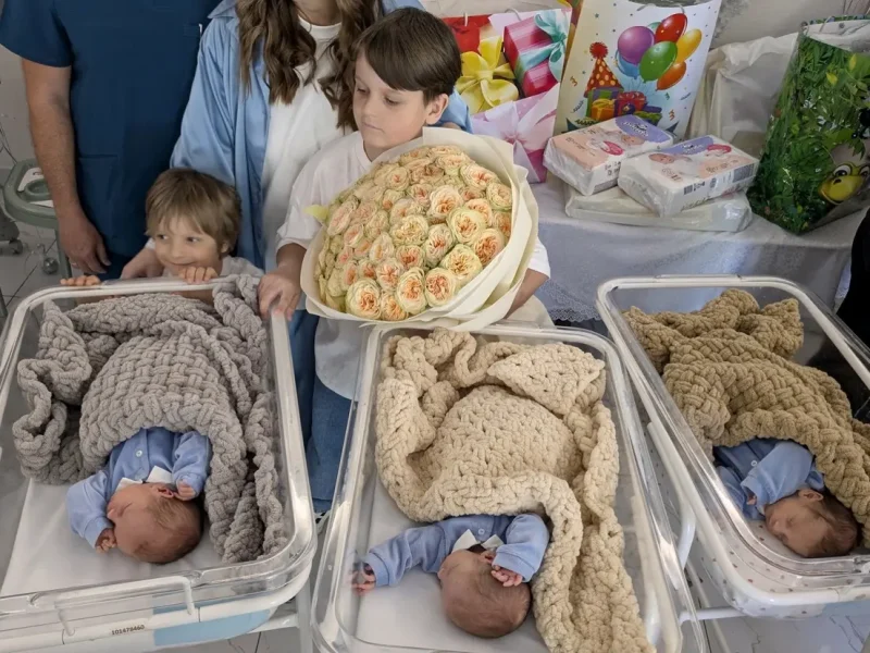 В Одессе выписали тройню, родившуюся у семьи, пережившей удар по роддому