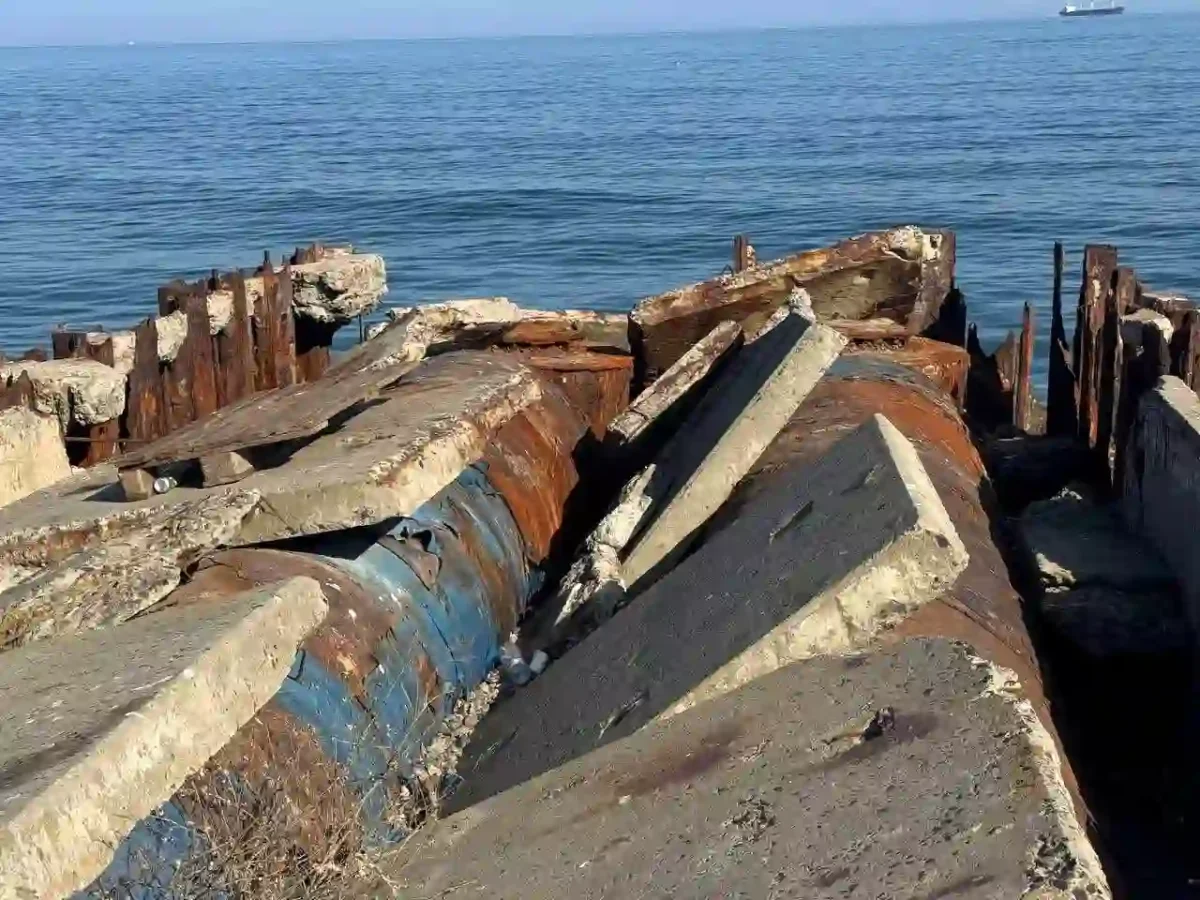 Стара іржава труба несе неочищені стоки у Чорне море / фото Яни Тітаренко