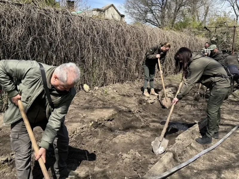 Сотрудники Экоинспекции копают лунки для высадки саженцев дуба в парке Шевченко
