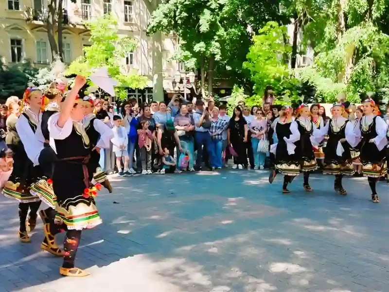 Містичні маски, танці та болгарські традиції: у центрі Одеси пройшов великий етнофестиваль (фоторепортаж)