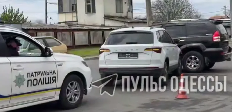 В пятницу, 1 мая, в Одессе на улице Семьи Глодан столкнулись Skoda и Toyota Land Cruiser. Авария затрудняет движение, полиция регулирует проезд