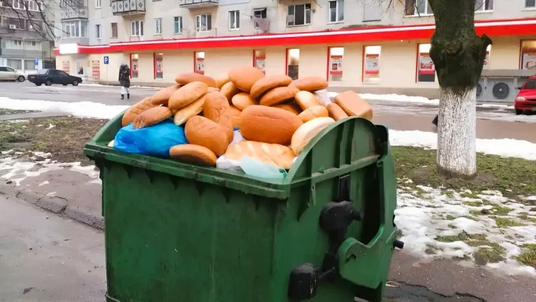 Хліб у смітнику