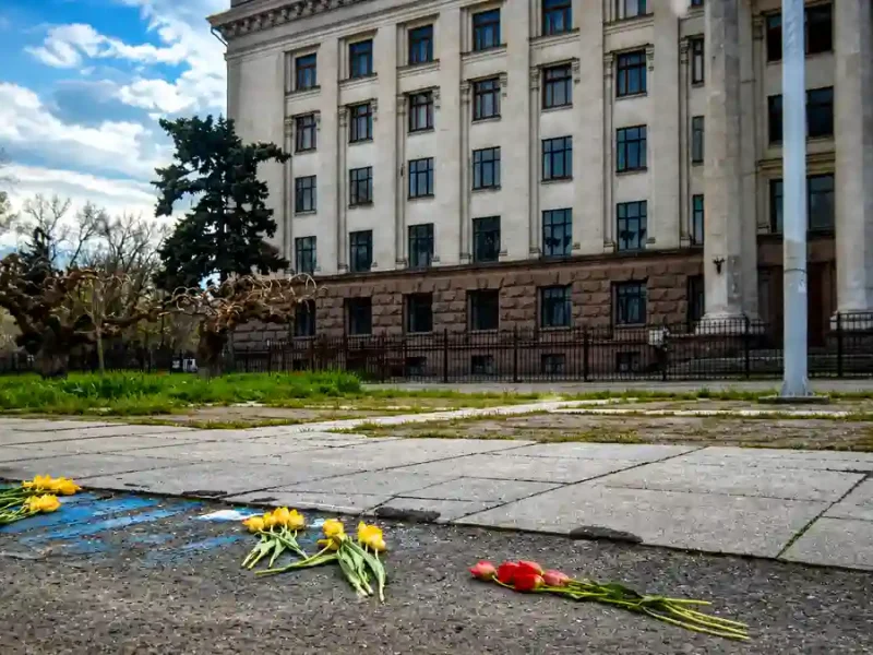 Квіти перед будинком профспілок