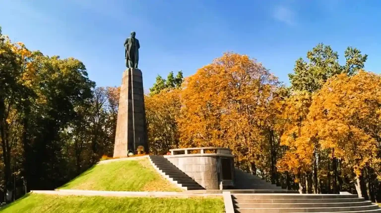 Могила Шевчека у Каневі
