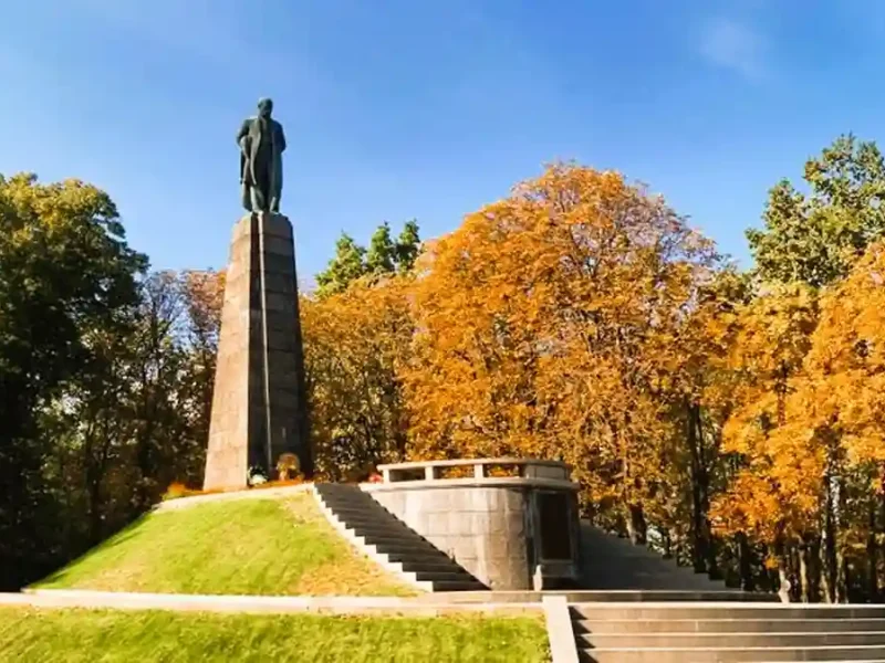 Могила Шевчека у Каневі