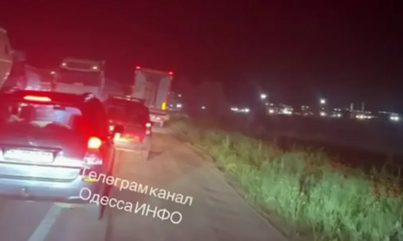 Пробка по дороге на Паланку в ночь на 23 мая 2026