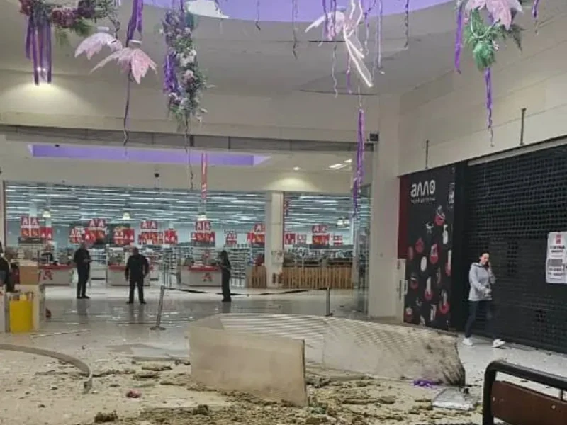 Вражеский беспилотник повредил крышу торгового центра в Одесском районе