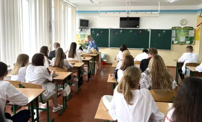 Старшеклассники в классе