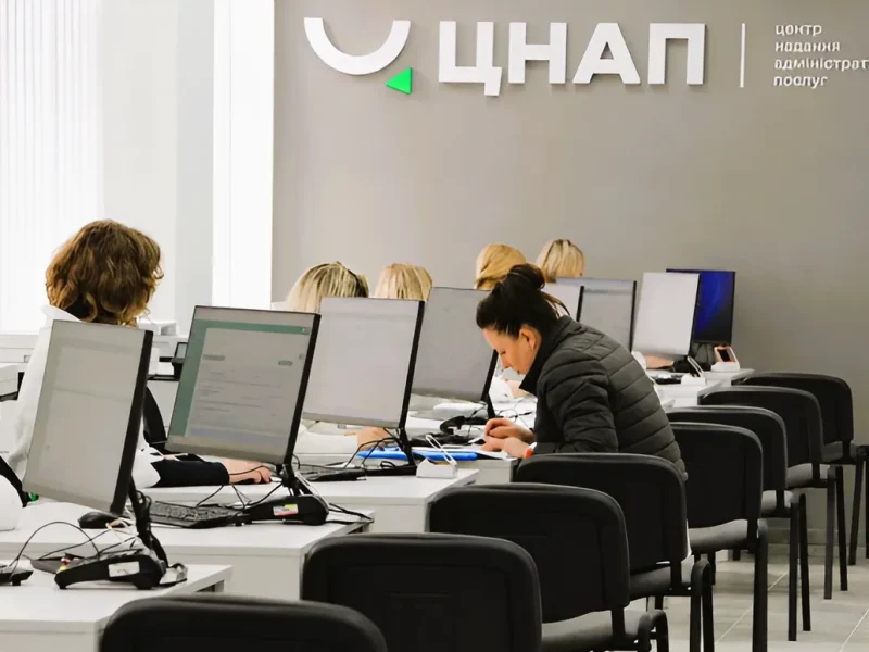 Реєстрація місця проживання – це вже давно не штамп у паспорті. Її відсутність унеможливлює доступ до багатьох державних послуг: неможливо оформити субсидію на комунальні послуги, влаштувати дитину до дитячого садка, відкрити рахунок у банку. Як зареєструвати своє місце проживання, з'ясовували для наших читачів.