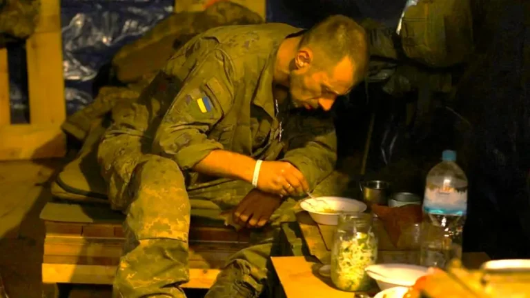 Український військовий снідає