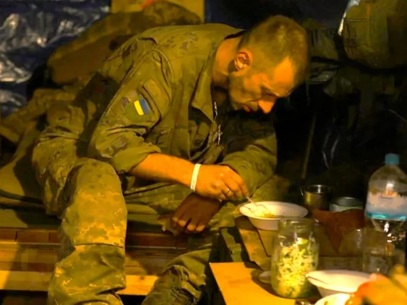 Український військовий снідає