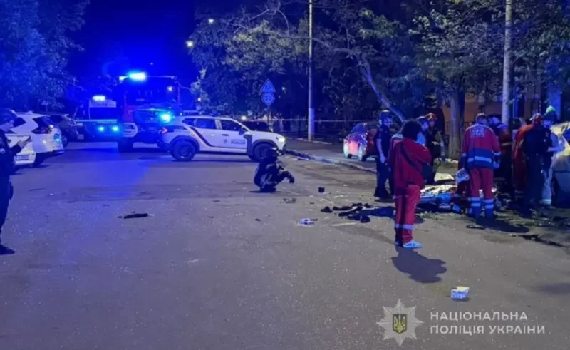 Место взрыва автомобиля в Приморском районе Одессы на улице Университетской. На фото видны экстренные службы (полиция, медики, пожарные) и пострадавший автомобиль «Volkswagen»