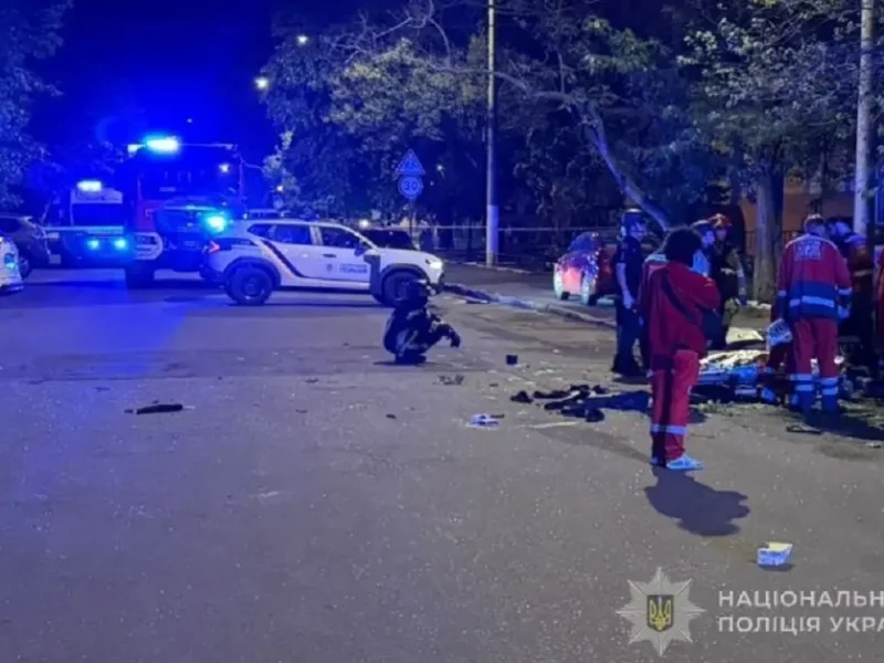 Место взрыва автомобиля в Приморском районе Одессы на улице Университетской. На фото видны экстренные службы (полиция, медики, пожарные) и пострадавший автомобиль «Volkswagen»