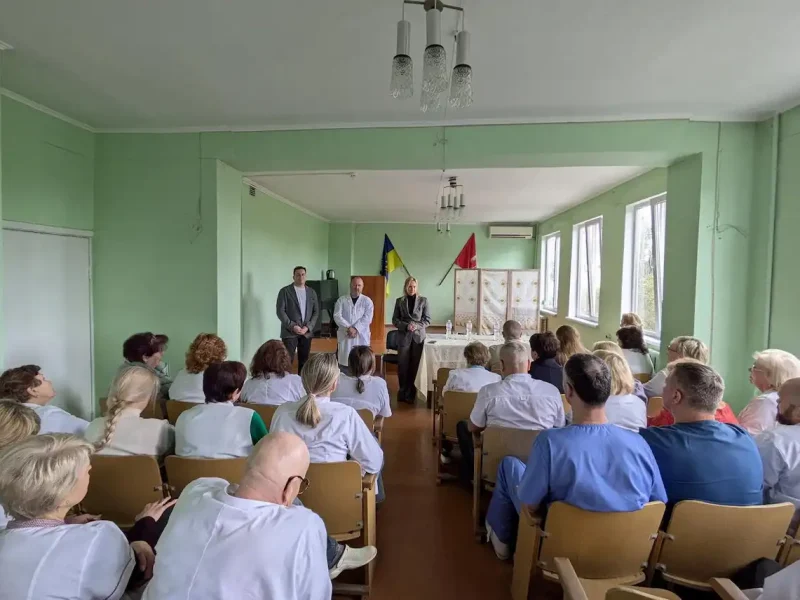 лікарі