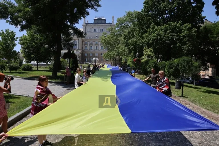 В Одессе родственники пленных и пропавших без вести воинов развернули 100-метровый флаг Украины возле Оперного театра и на Потемкинской лестнице