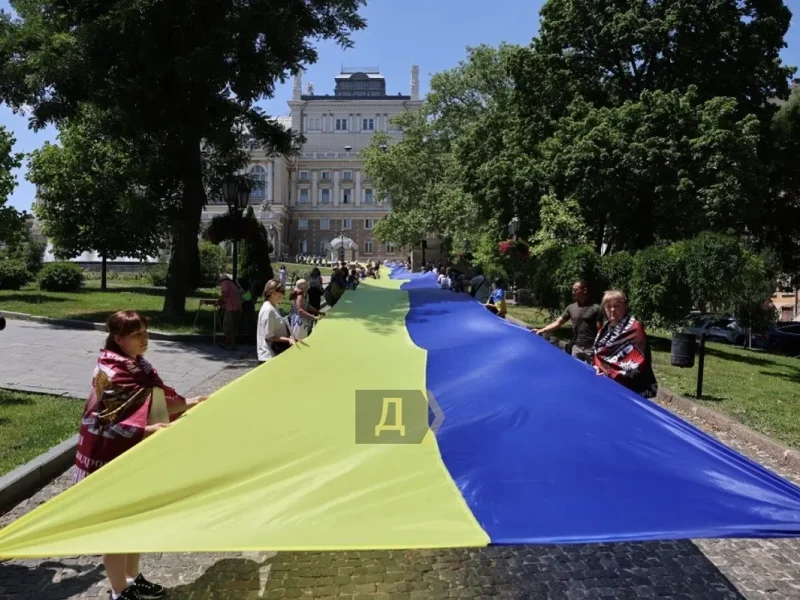 В Одессе родственники пленных и пропавших без вести воинов развернули 100-метровый флаг Украины возле Оперного театра и на Потемкинской лестнице