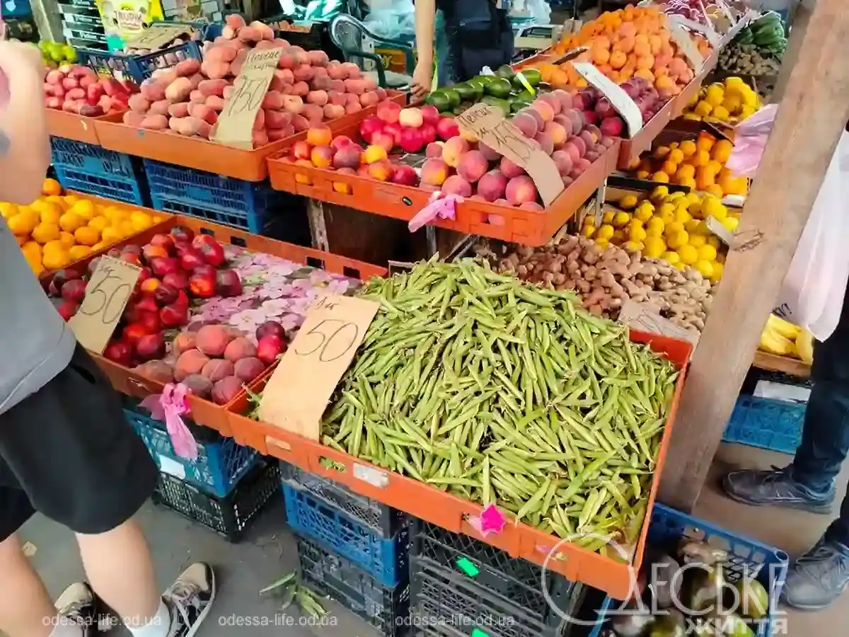 Продаж фруктів на Привозі