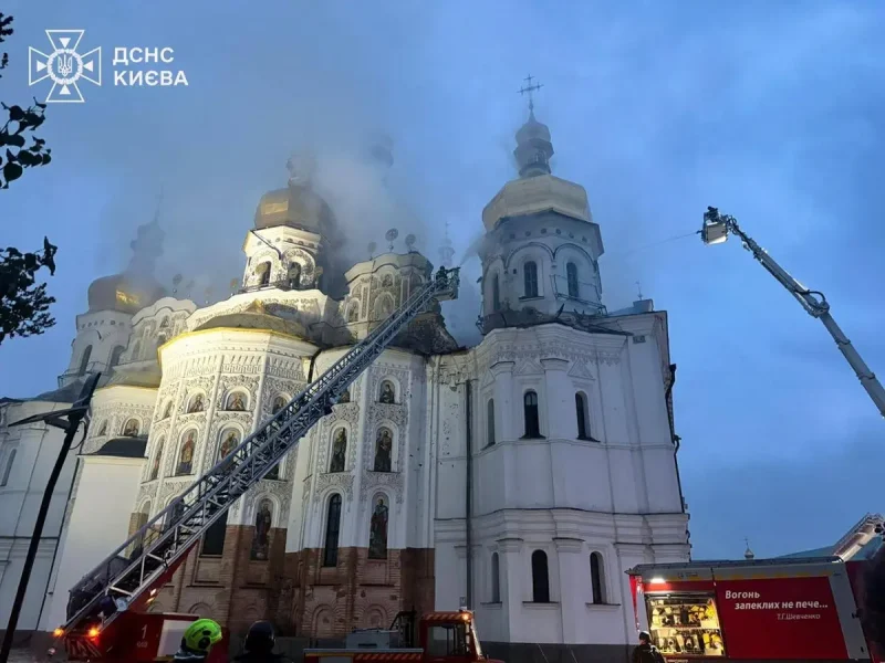 Російські дрони атакували Києво-Печерську лавру: спалахнув Успенський собор