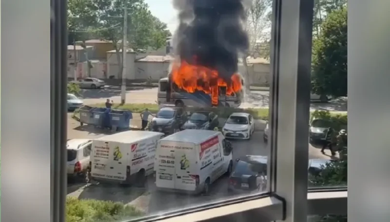 В Одесі біля «Сіті-центру» вщент згоріла маршрутка