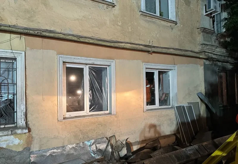 Фасад жилого многоквартирного дома в Одессе с выбитыми и затянутыми пленкой окнами после ночного обстрела