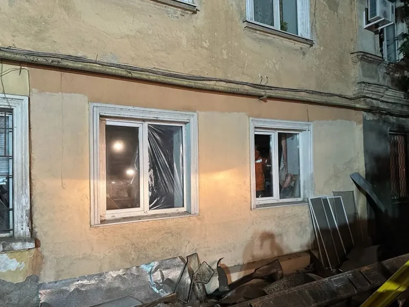 Фасад жилого многоквартирного дома в Одессе с выбитыми и затянутыми пленкой окнами после ночного обстрела