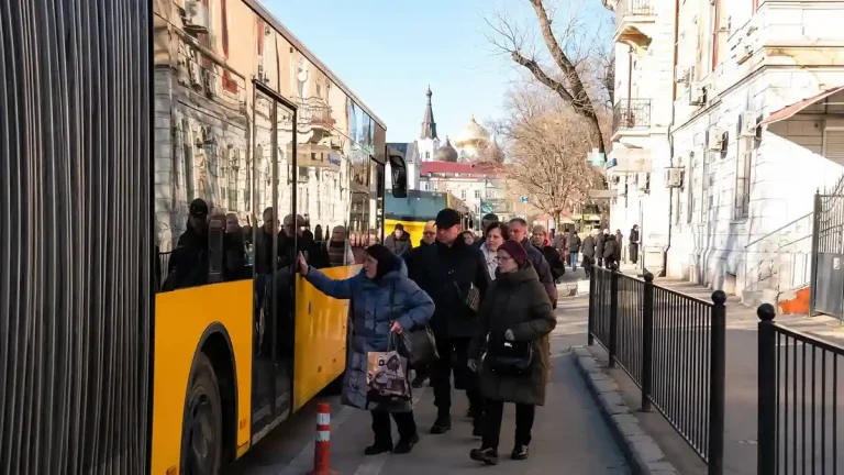 Пасажири сідають у соціальний автобус