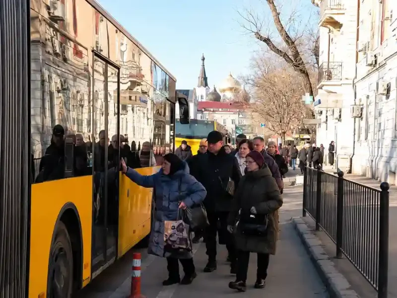 Пасажири сідають у соціальний автобус