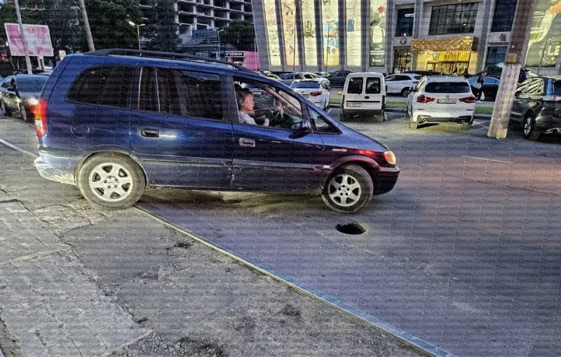 На Генуэзькій в Одесі під колесами авто утворився провал в асфальті