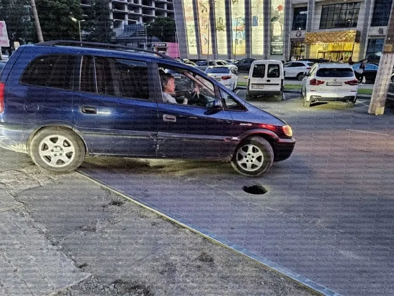 На Генуэзькій в Одесі під колесами авто утворився провал в асфальті