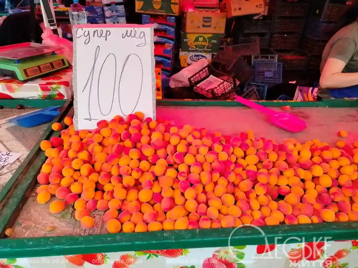 Продаж фруктів на Привозі