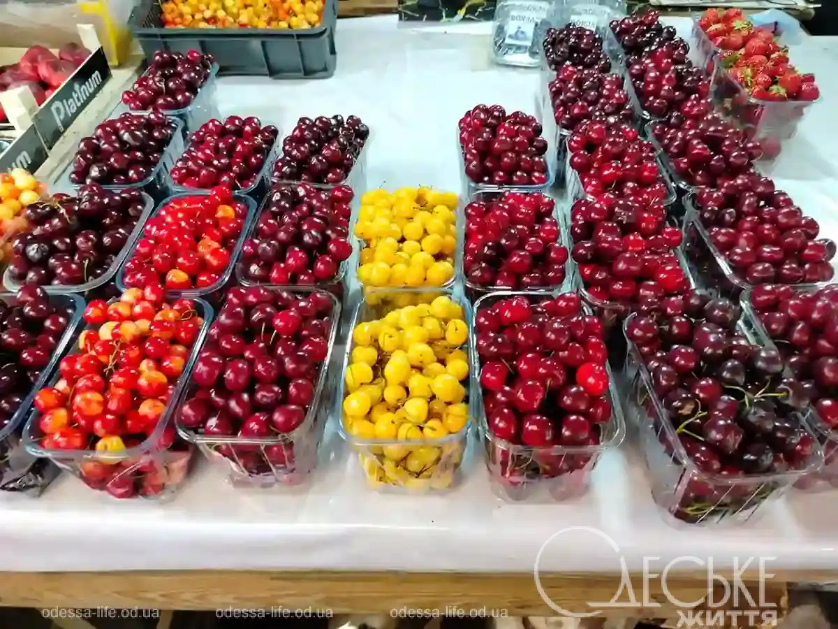 Продаж фруктів на Привозі